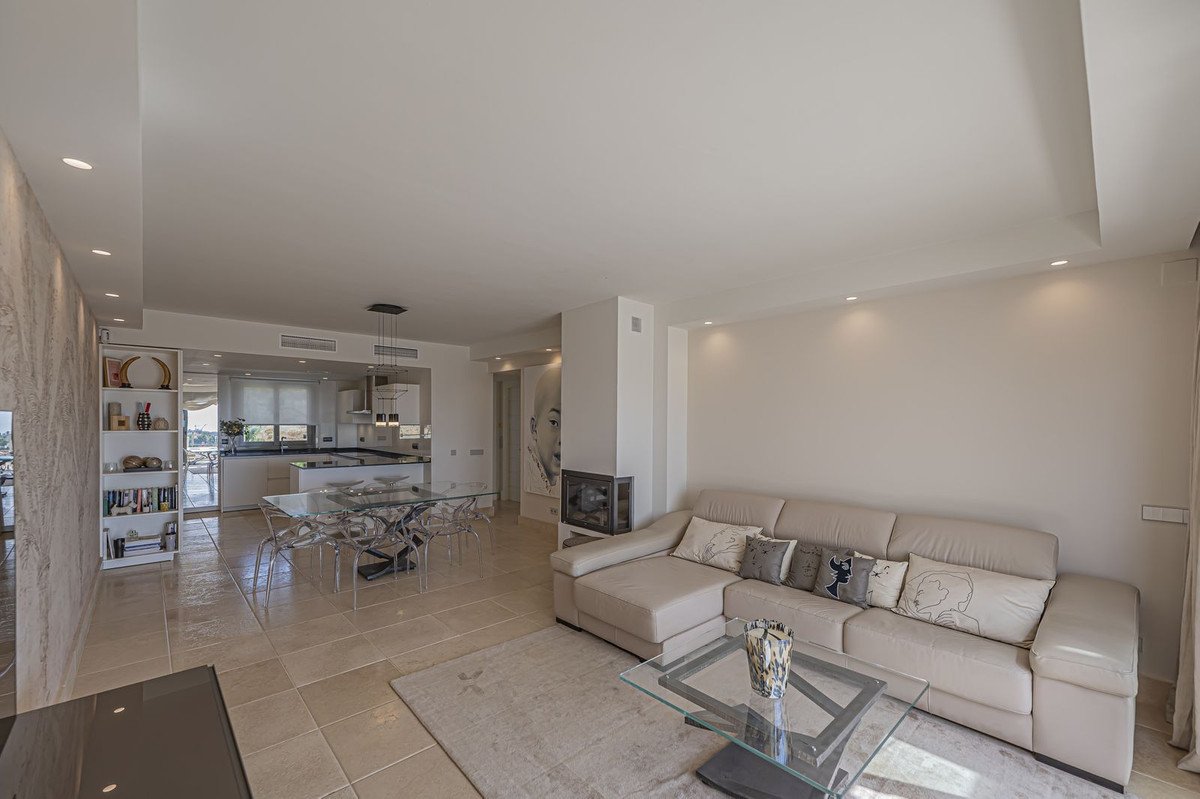 2 Bed Middle Floor Apartment in Los Flamingos