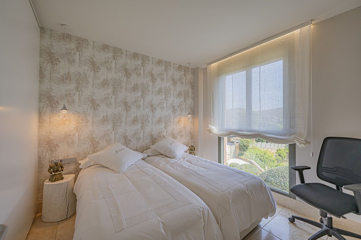 2 Bed Middle Floor Apartment in Los Flamingos