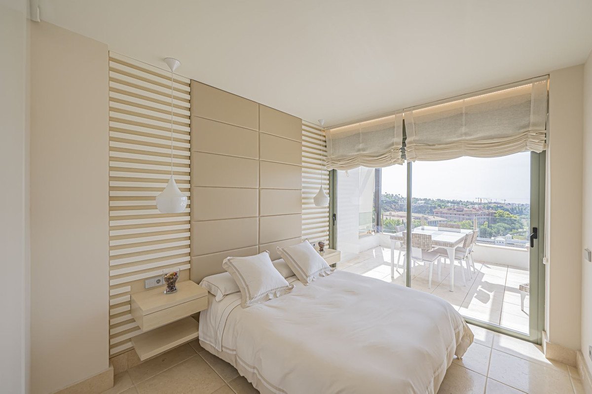2 Bed Middle Floor Apartment in Los Flamingos