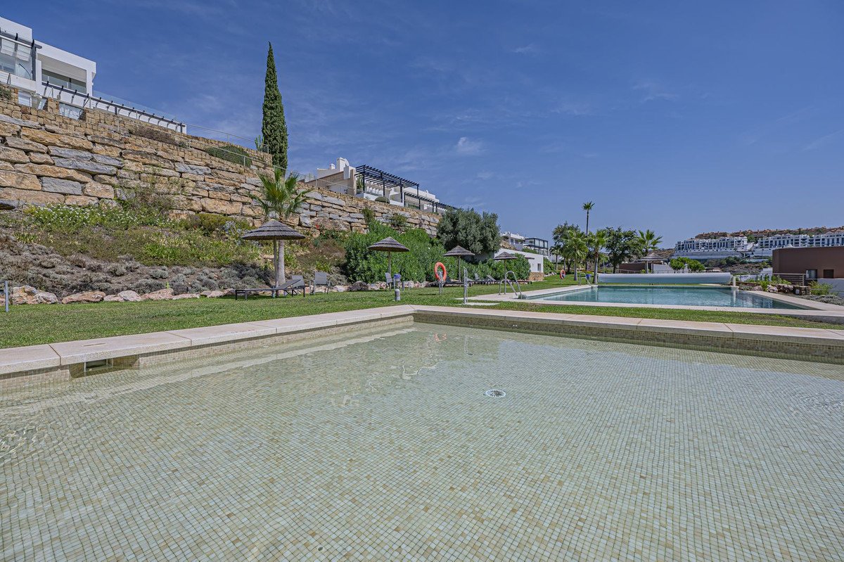 2 Bed Middle Floor Apartment in Los Flamingos