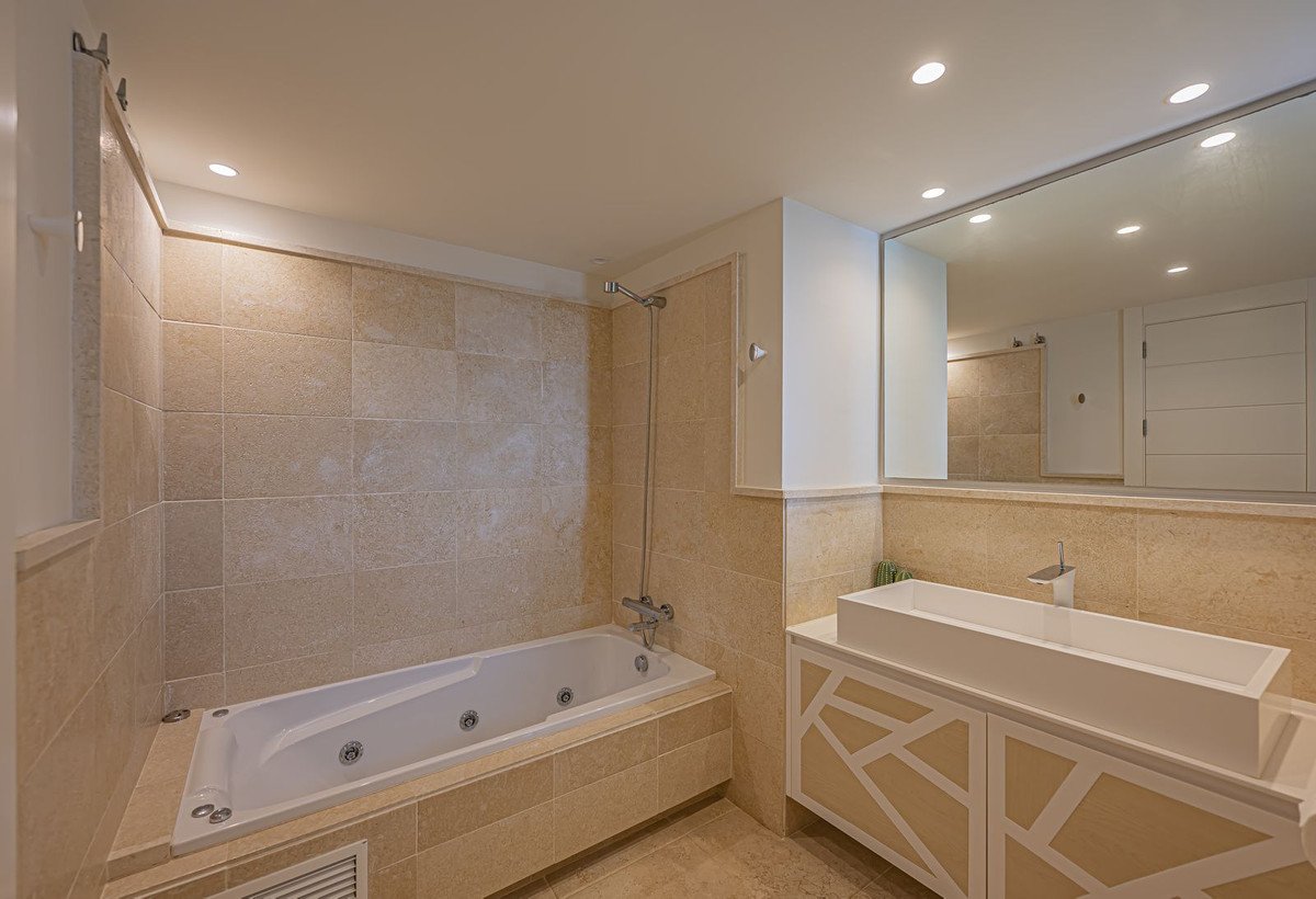 2 Bed Middle Floor Apartment in Los Flamingos