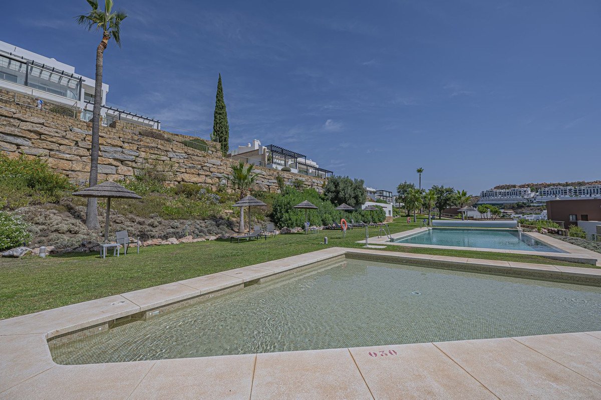 2 Bed Middle Floor Apartment in Los Flamingos