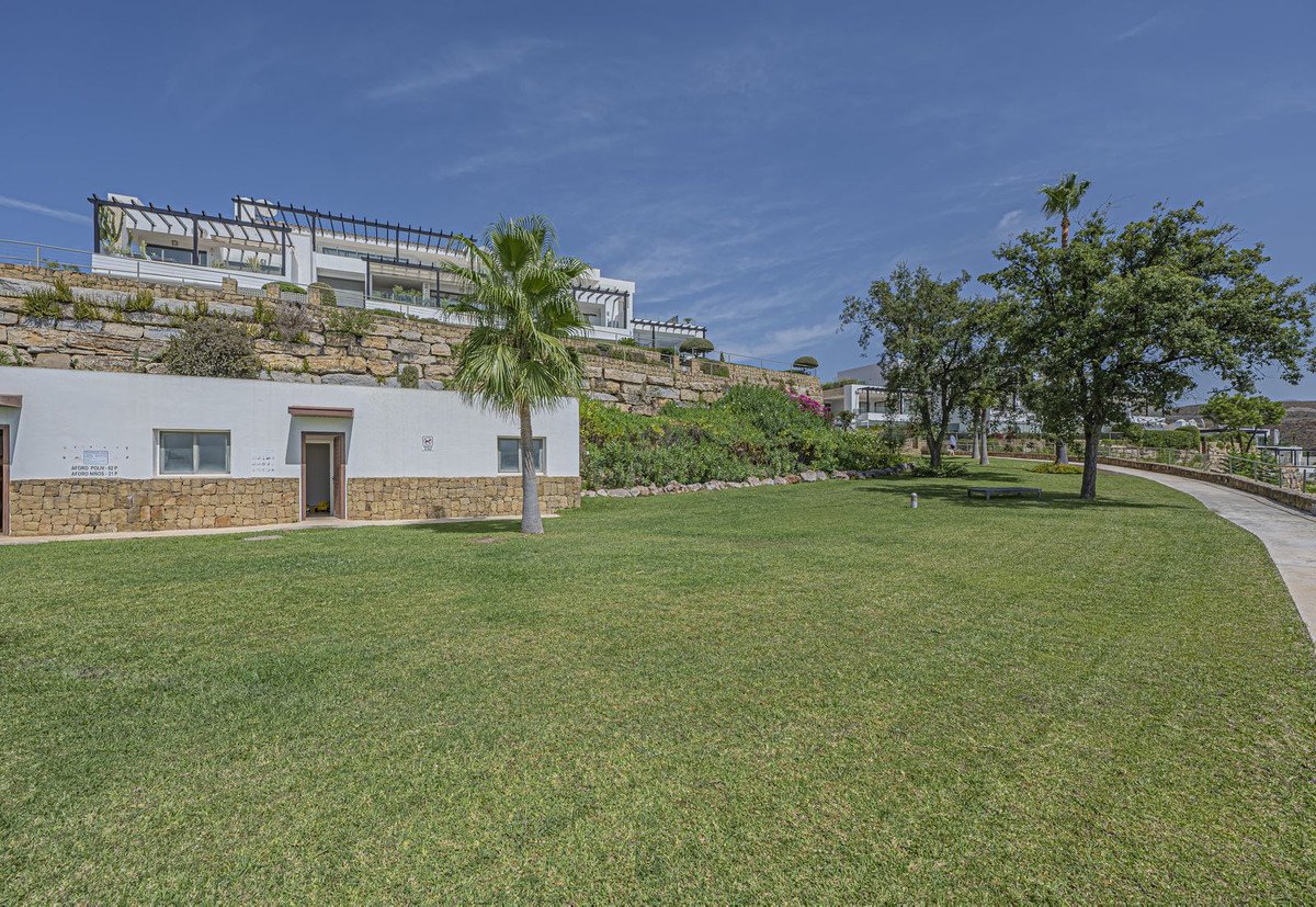 2 Bed Middle Floor Apartment in Los Flamingos