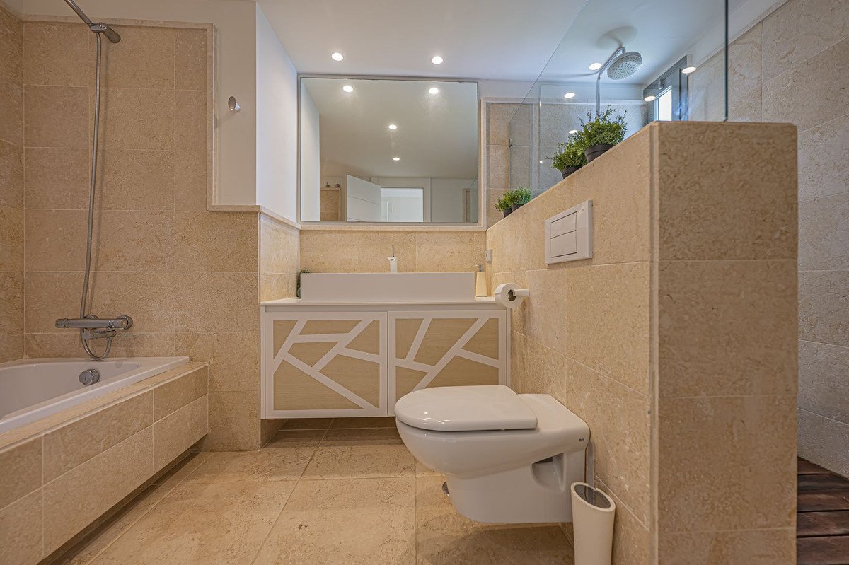 2 Bed Middle Floor Apartment in Los Flamingos