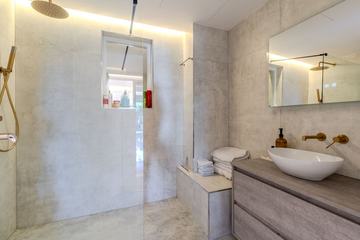 2 Bed Middle Floor Apartment in Puerto Banús