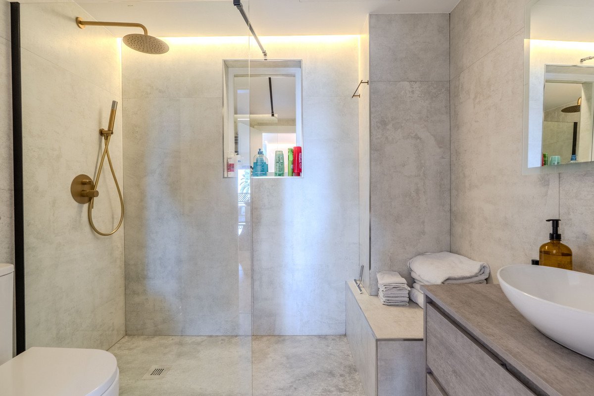 2 Bed Middle Floor Apartment in Puerto Banús