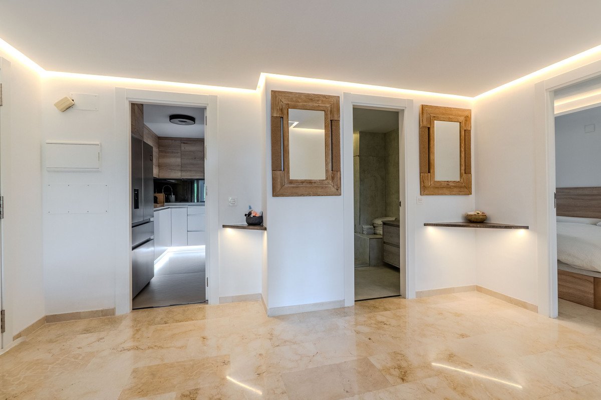 2 Bed Middle Floor Apartment in Puerto Banús
