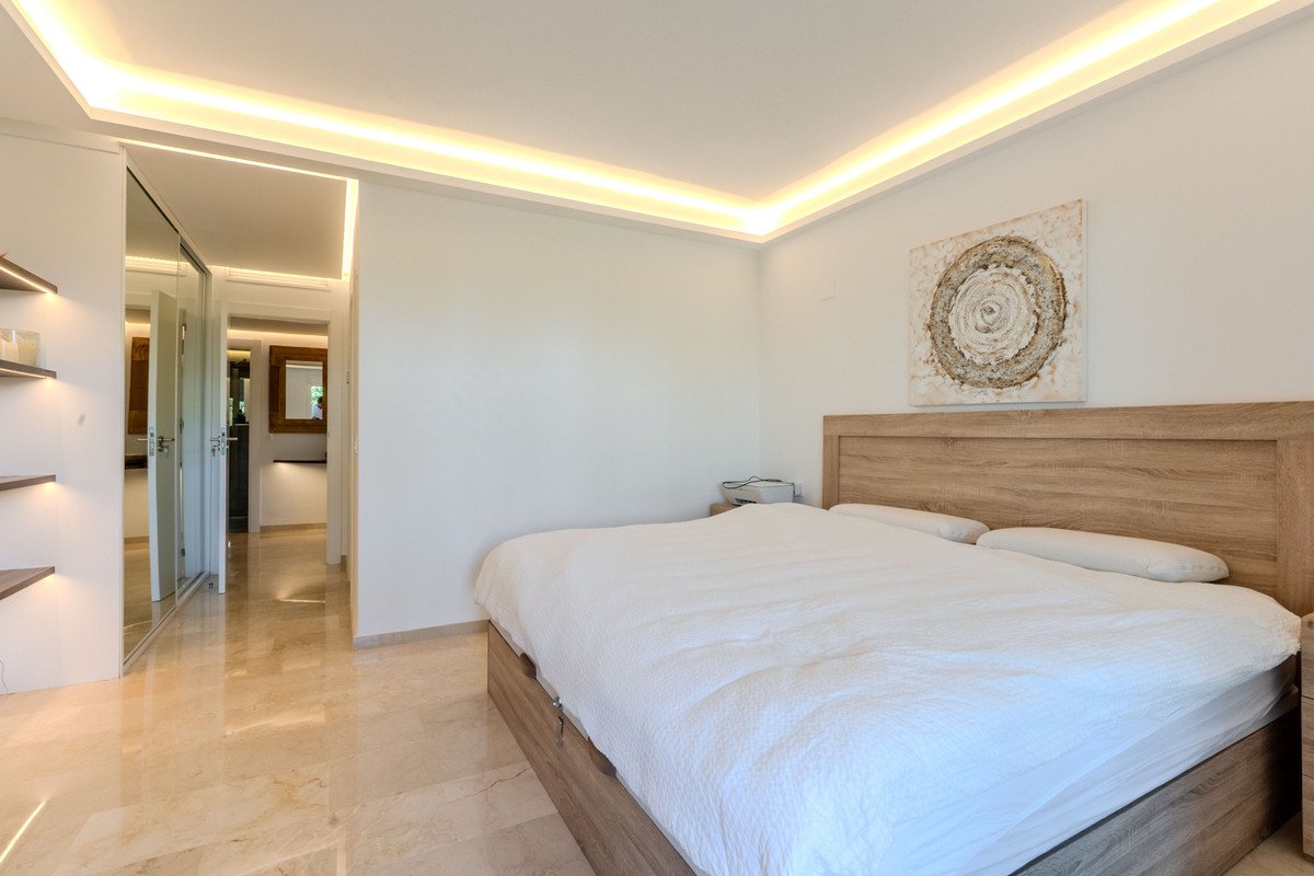 2 Bed Middle Floor Apartment in Puerto Banús