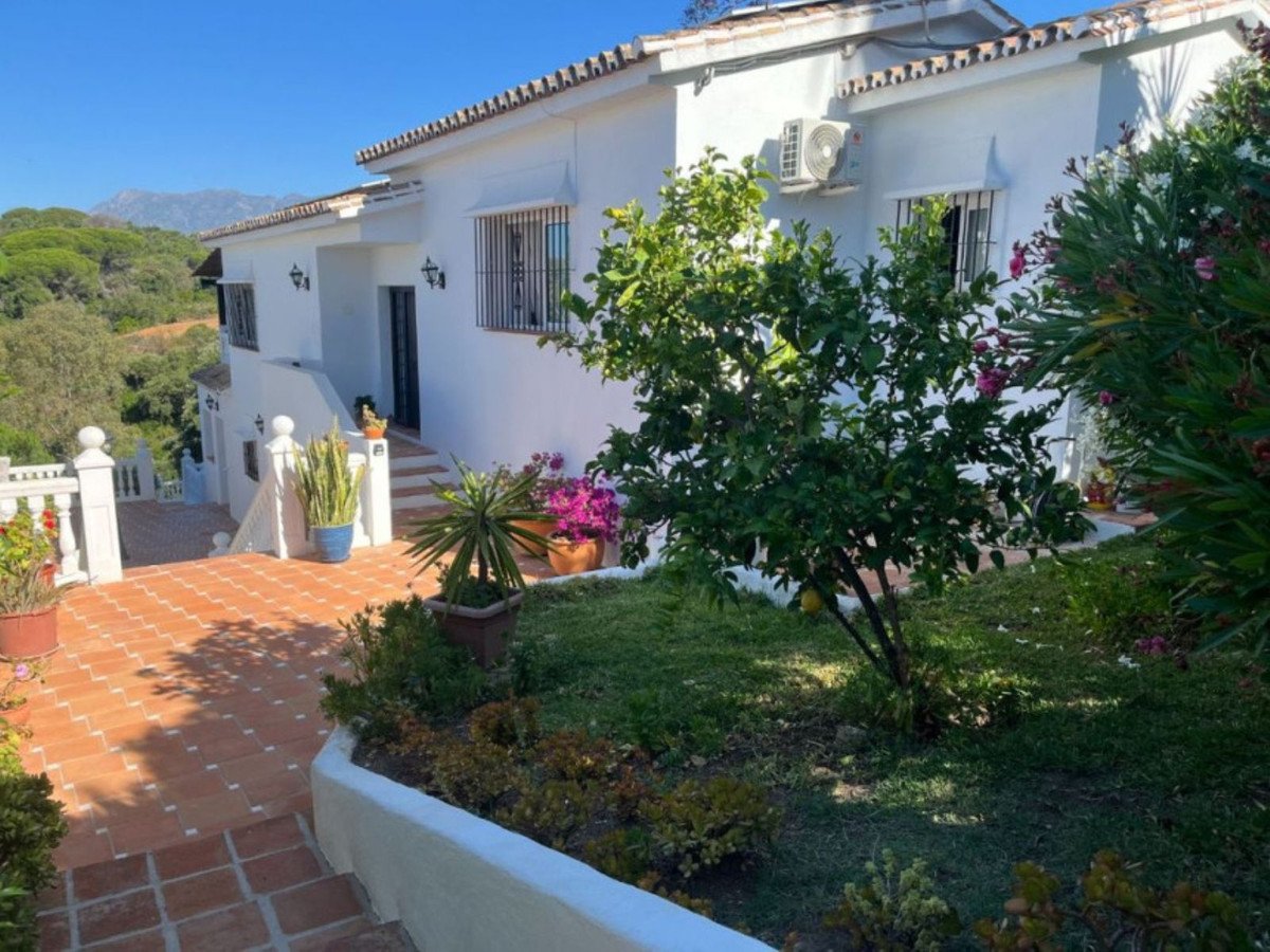 5 Bed Detached Villa in Elviria