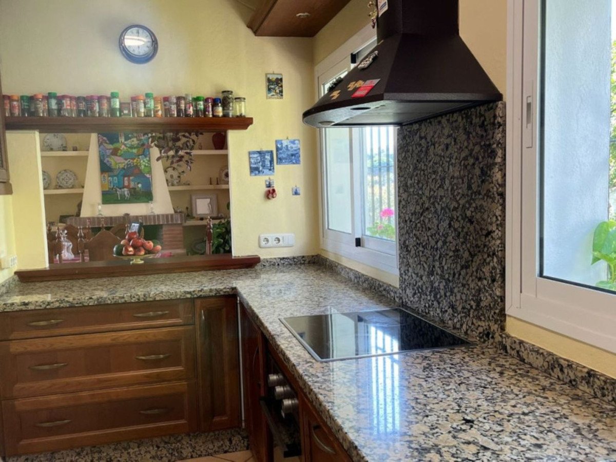 5 Bed Detached Villa in Elviria
