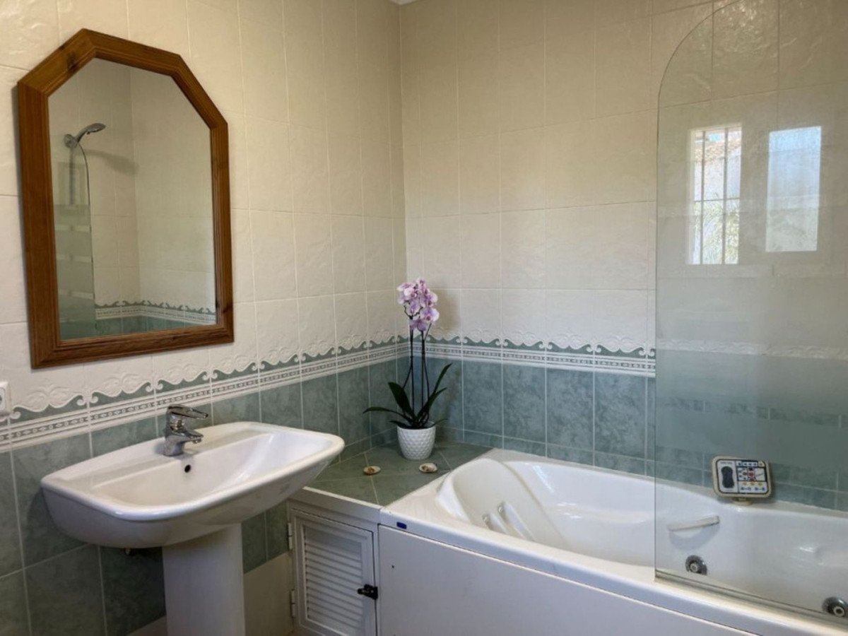 5 Bed Detached Villa in Elviria