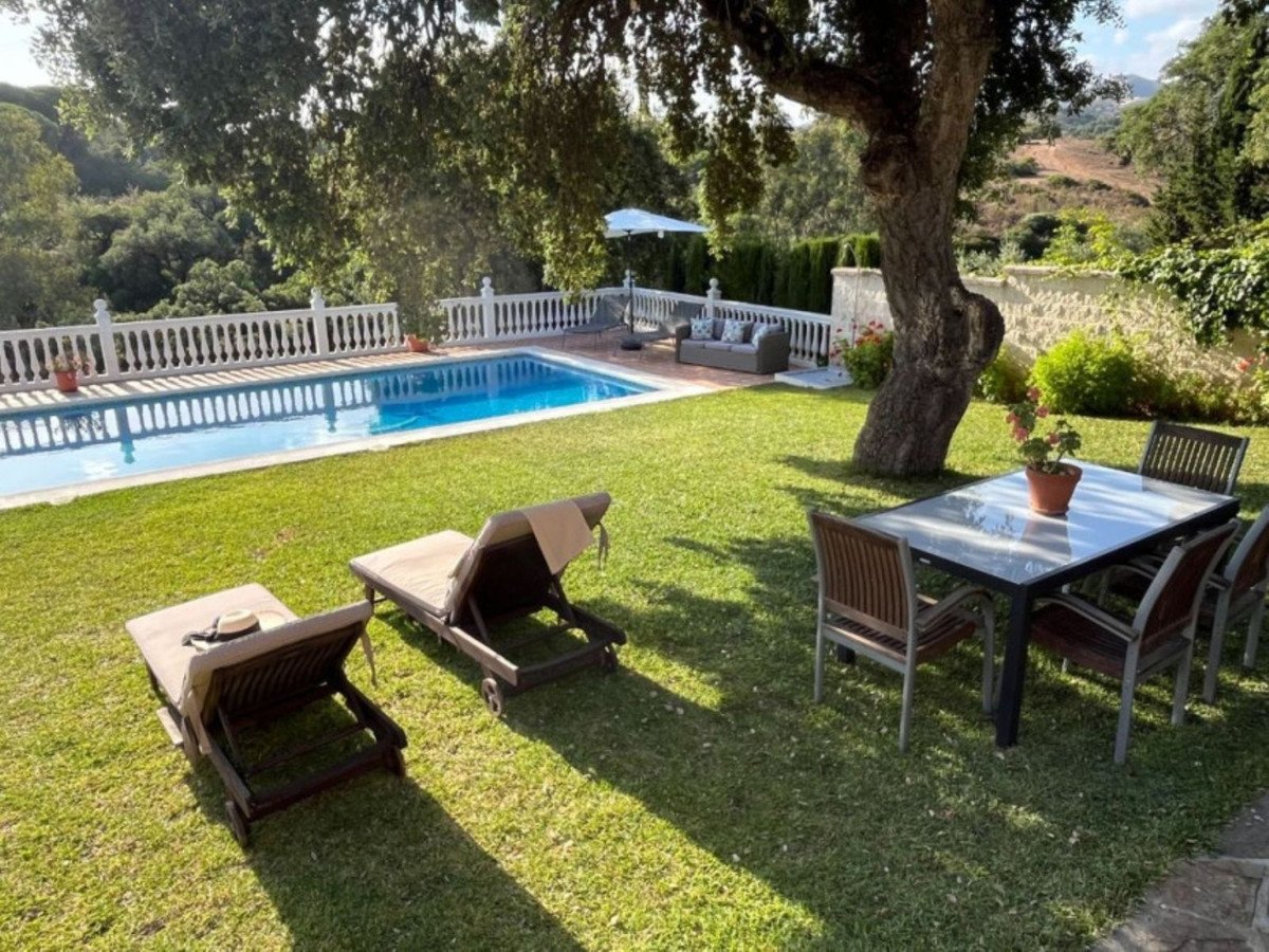 5 Bed Detached Villa in Elviria