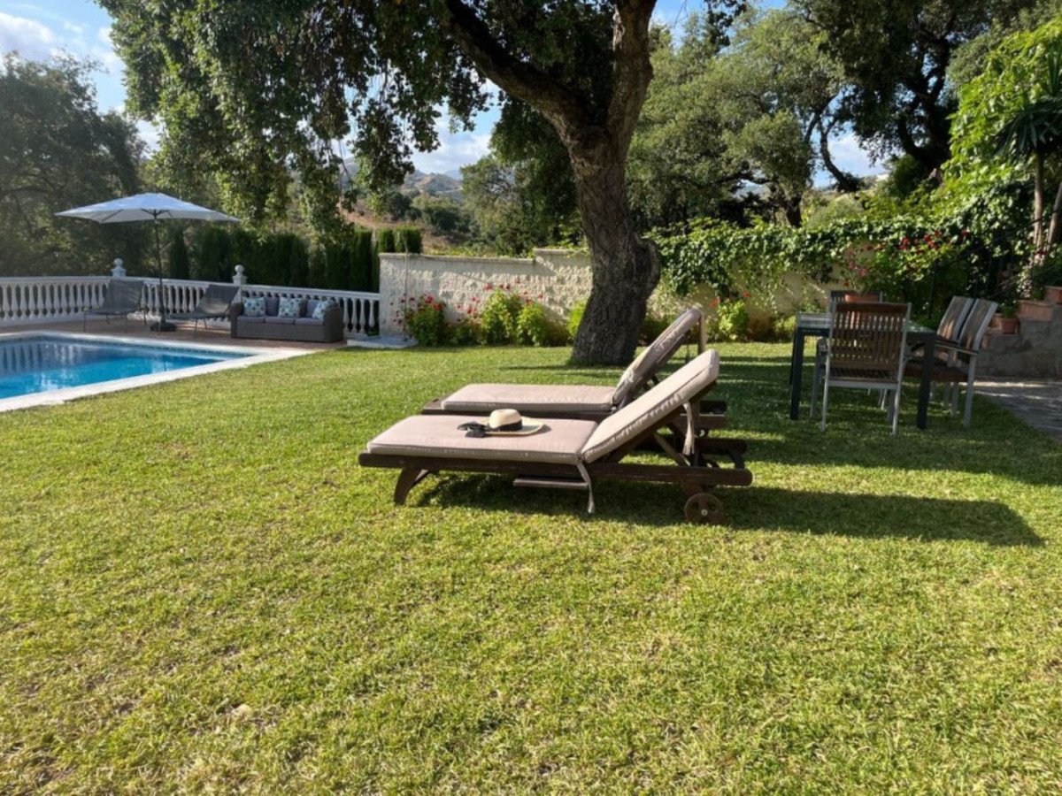 5 Bed Detached Villa in Elviria