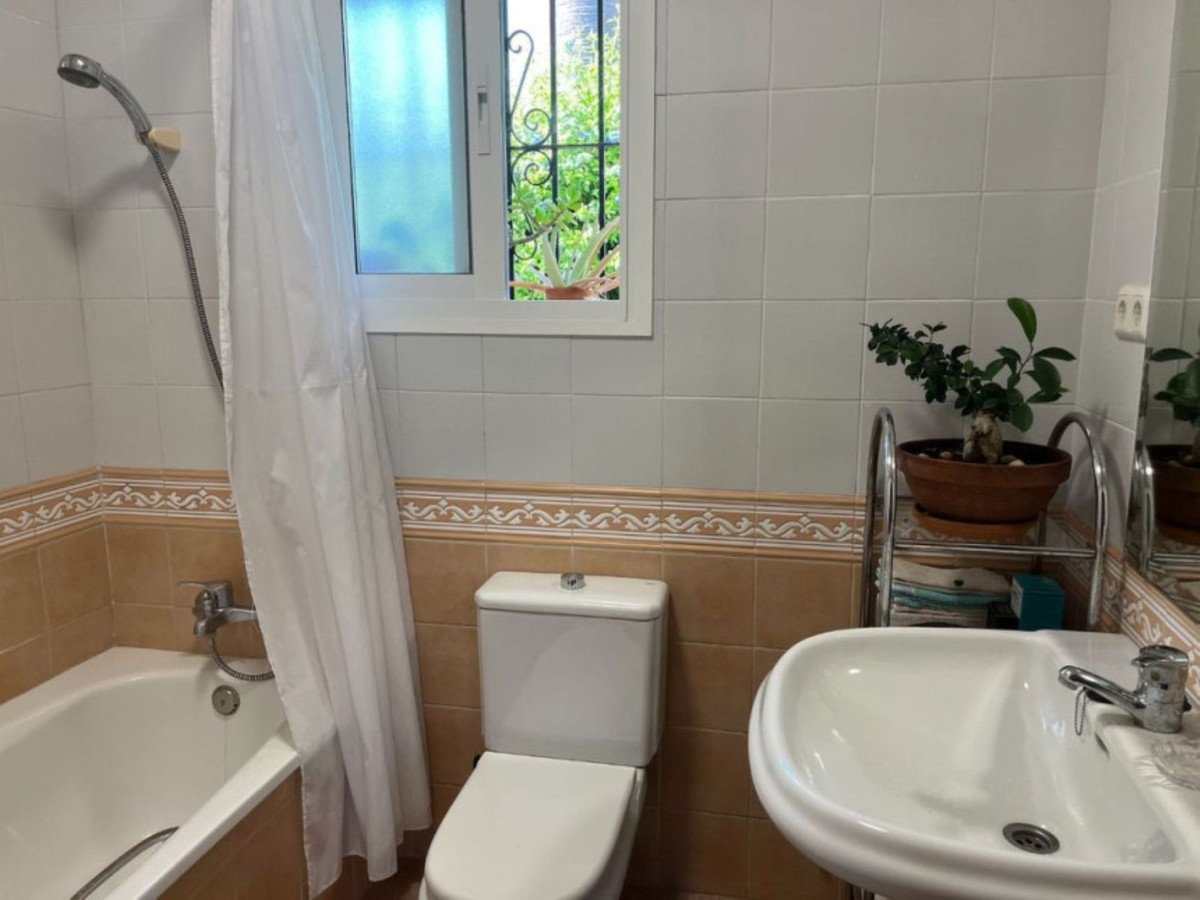 5 Bed Detached Villa in Elviria