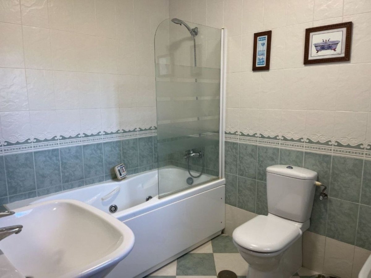 5 Bed Detached Villa in Elviria