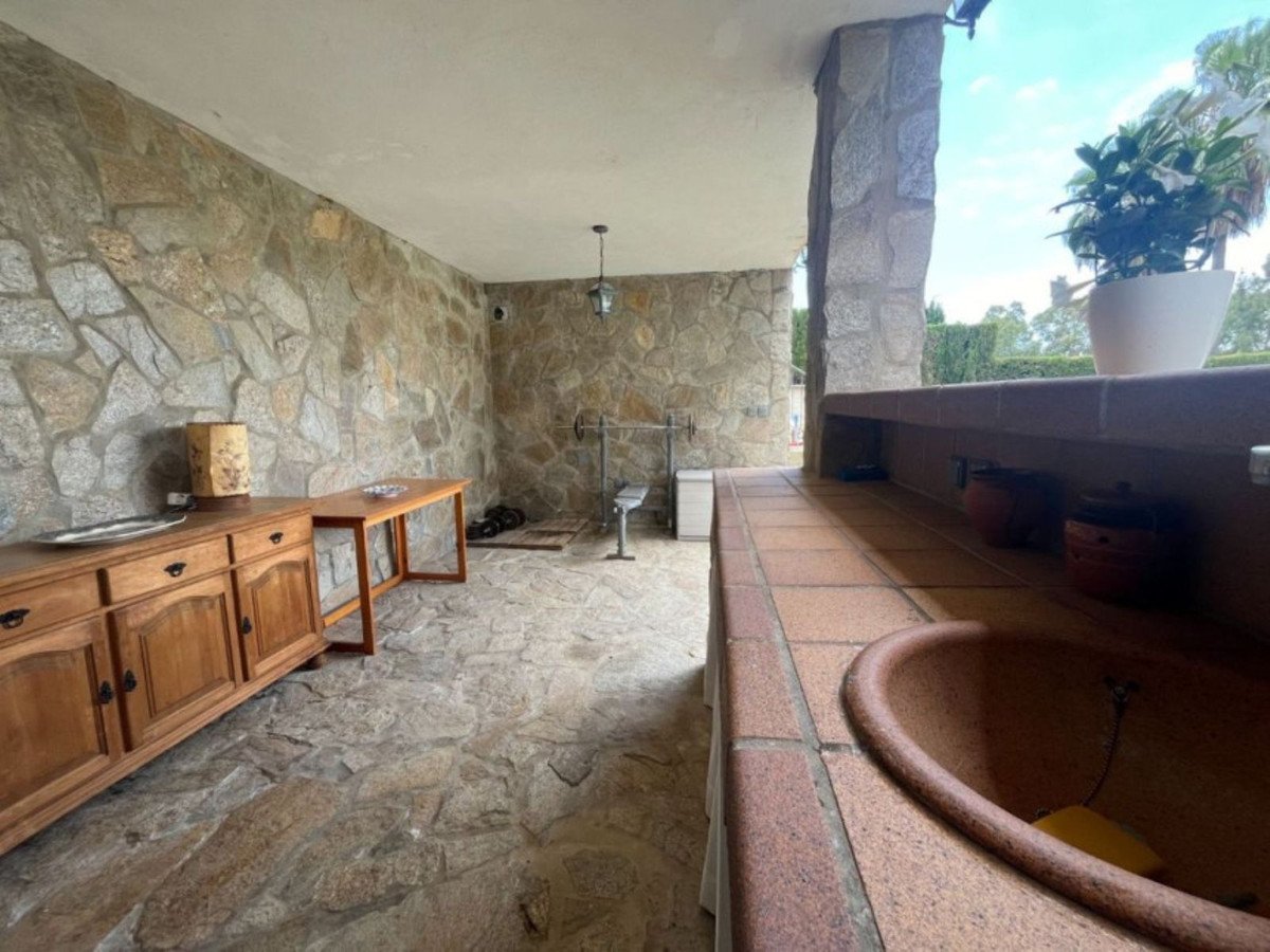 5 Bed Detached Villa in Elviria