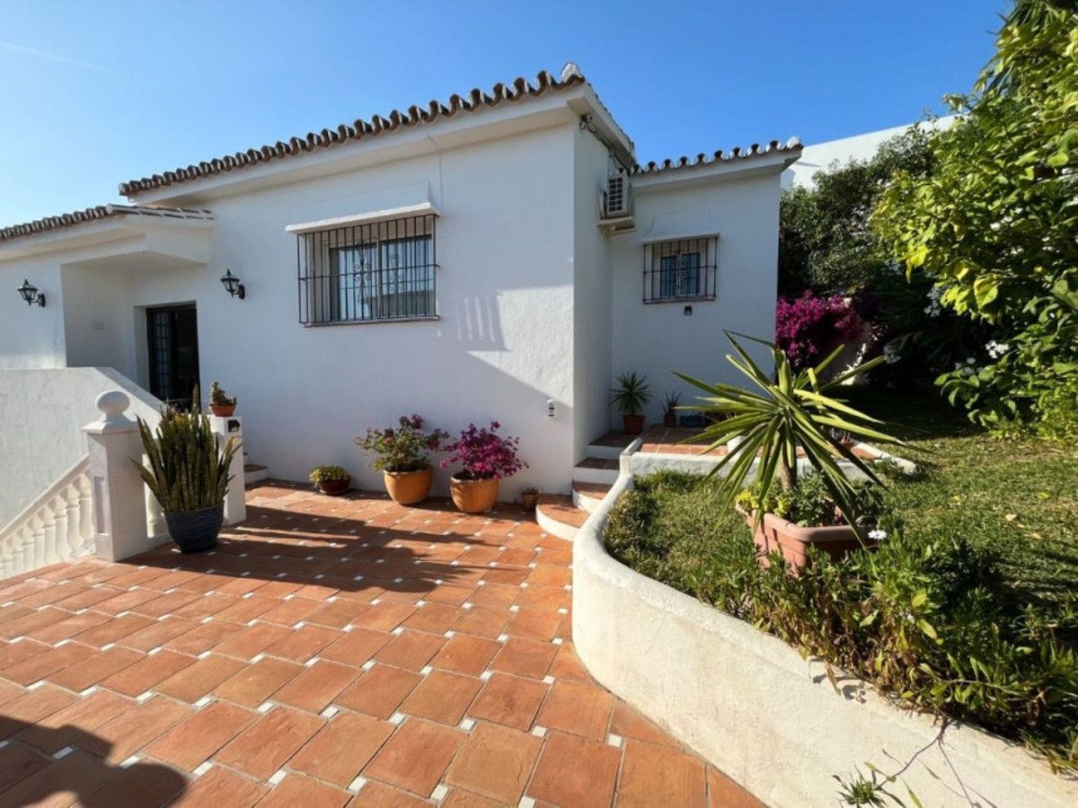 5 Bed Detached Villa in Elviria