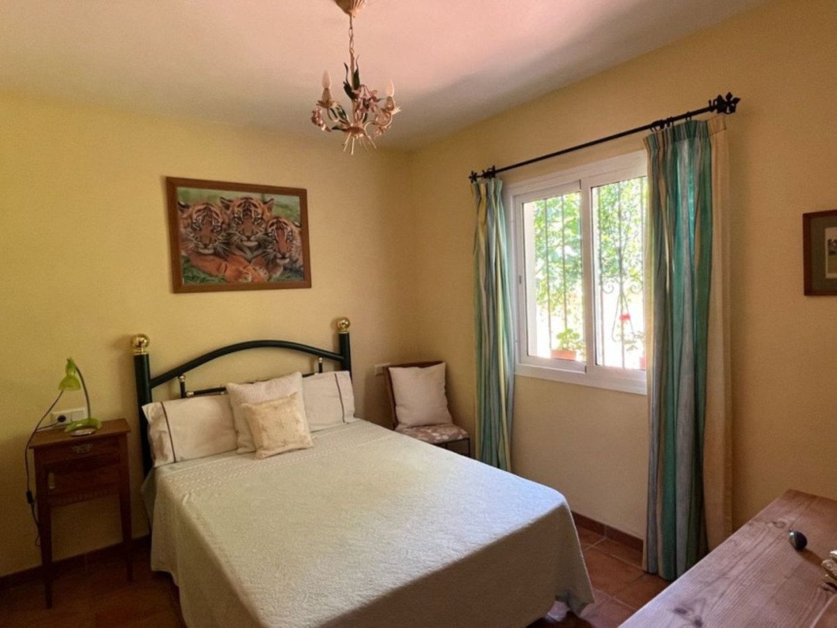 5 Bed Detached Villa in Elviria