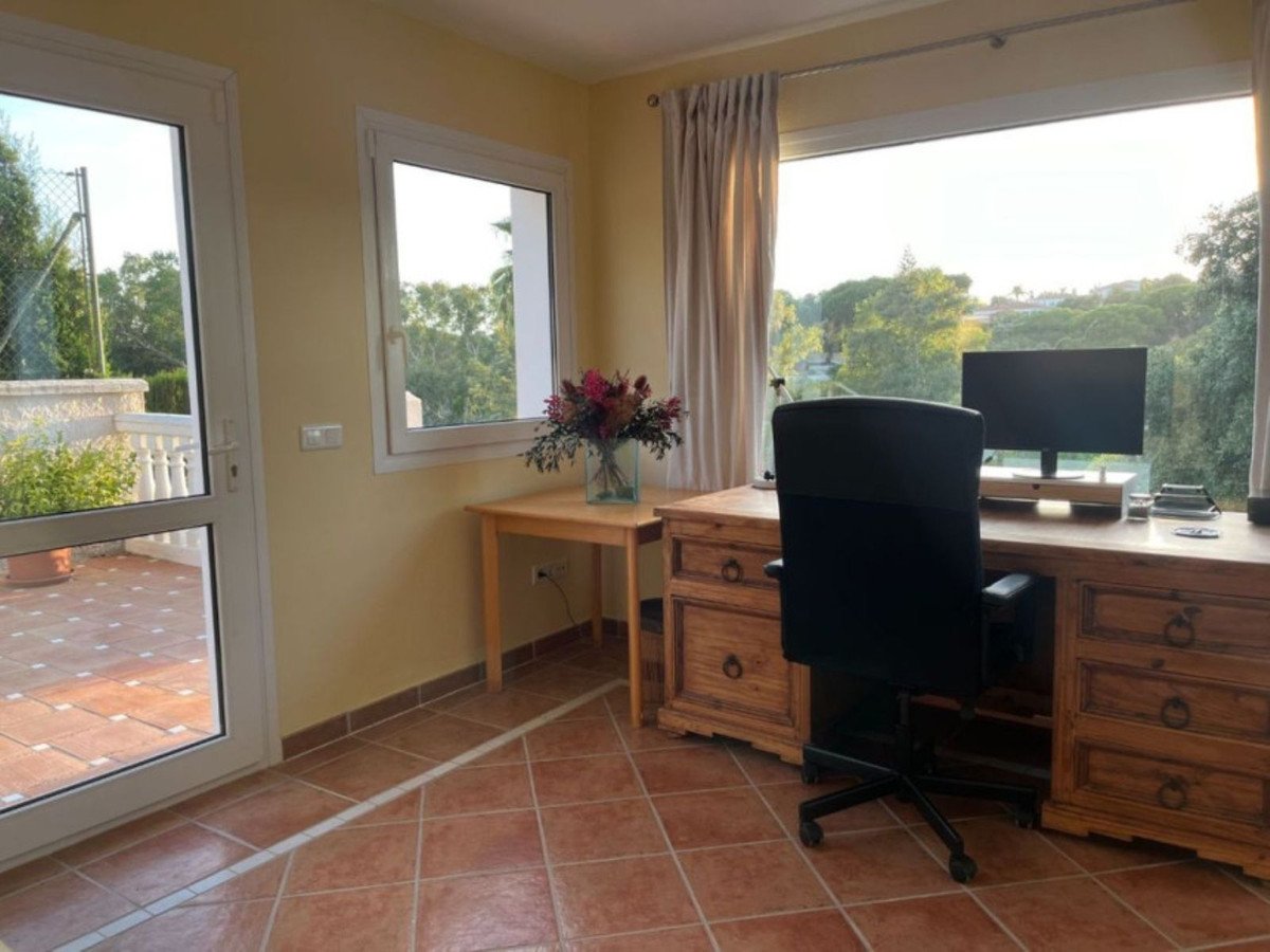 5 Bed Detached Villa in Elviria