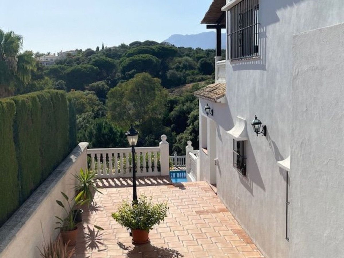 5 Bed Detached Villa in Elviria