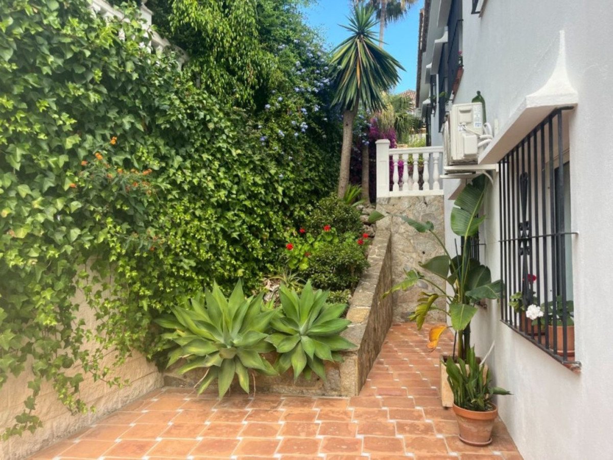 5 Bed Detached Villa in Elviria