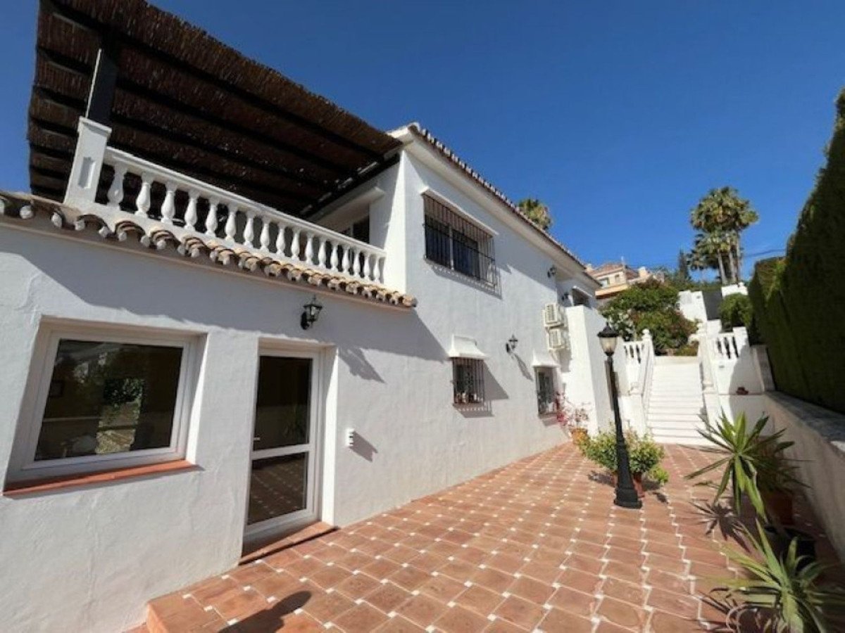 5 Bed Detached Villa in Elviria