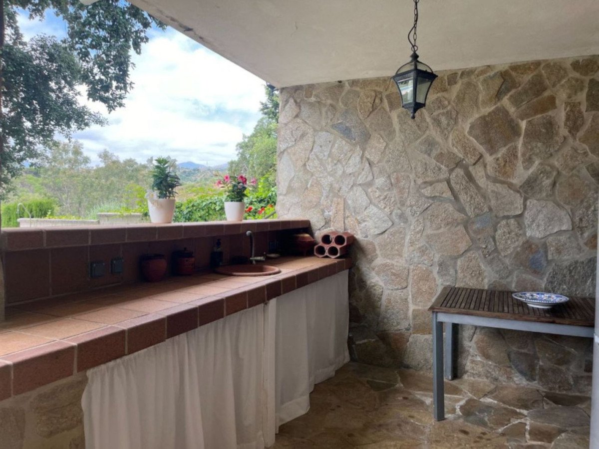5 Bed Detached Villa in Elviria