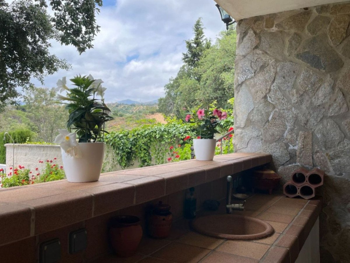 5 Bed Detached Villa in Elviria