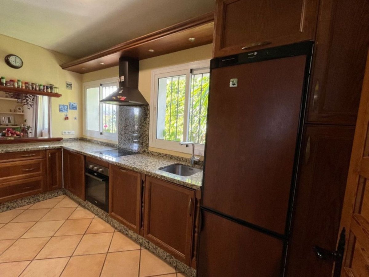 5 Bed Detached Villa in Elviria