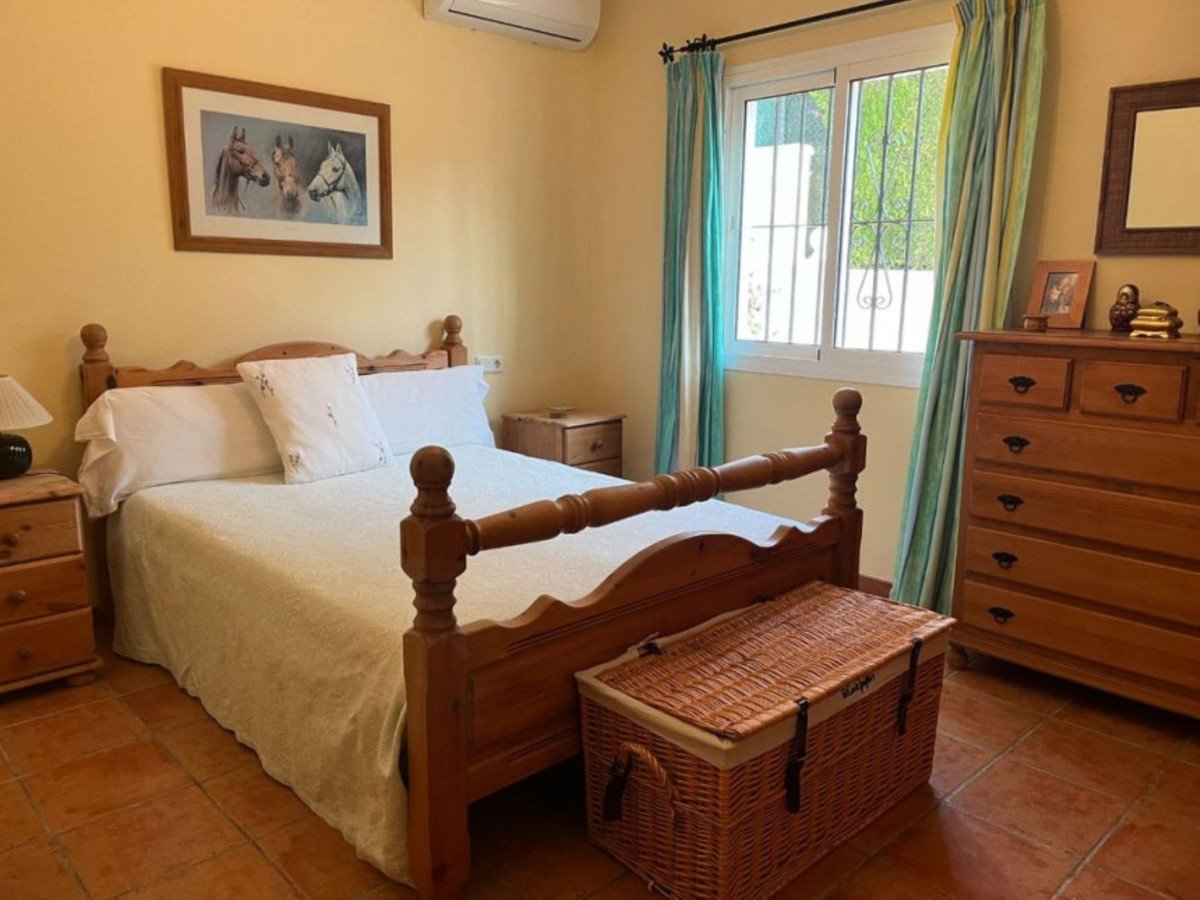 5 Bed Detached Villa in Elviria