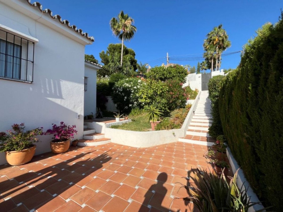 5 Bed Detached Villa in Elviria