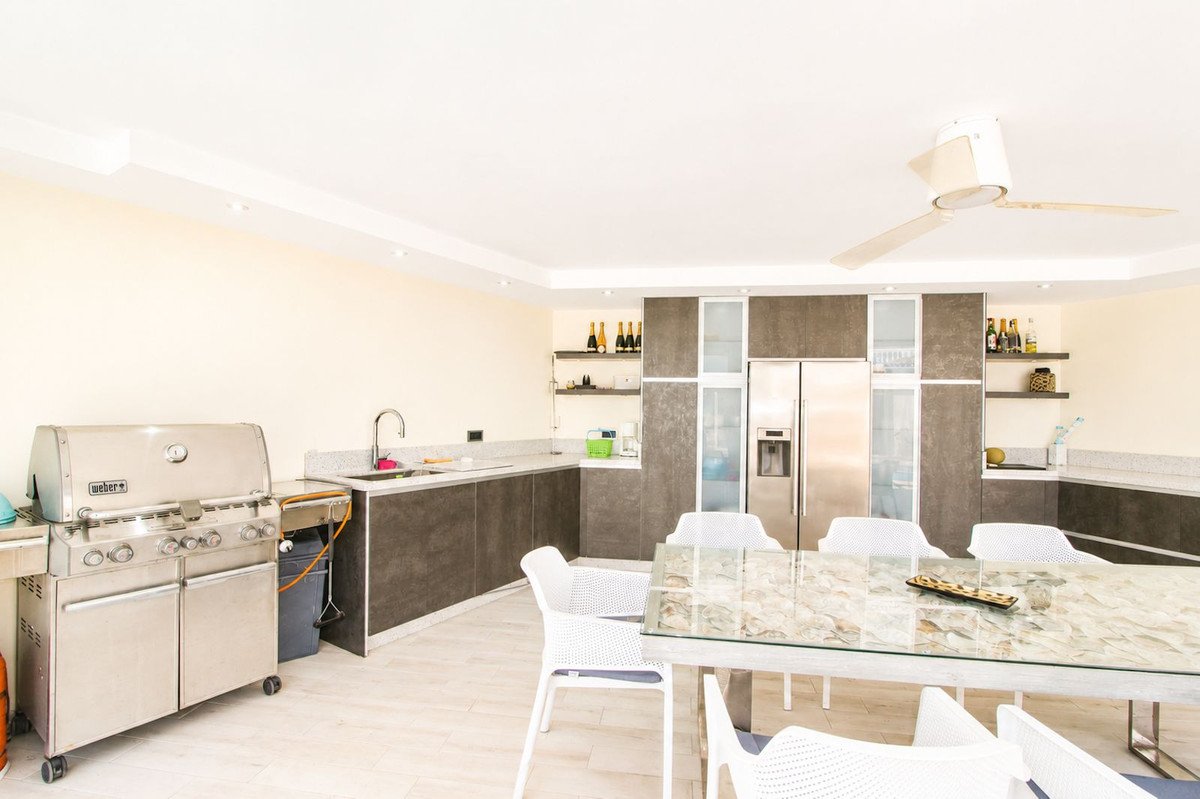 4 Bed Detached Villa in Elviria
