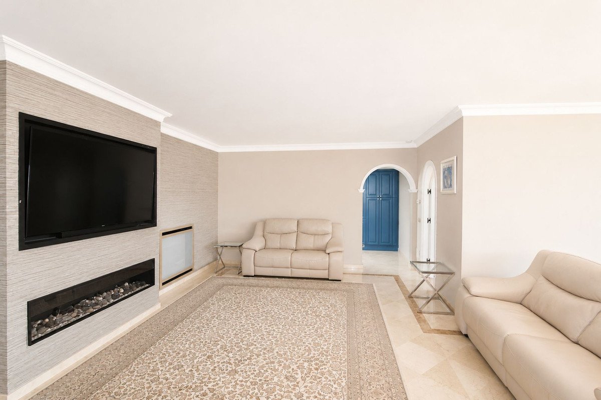 4 Bed Detached Villa in Elviria
