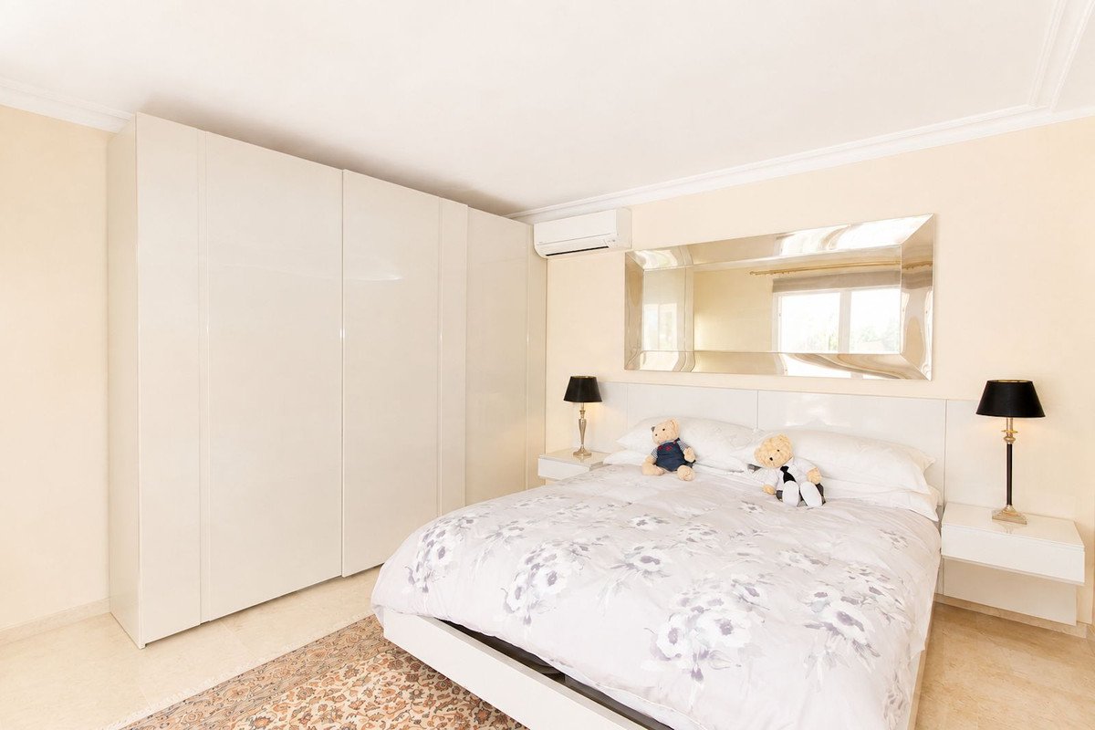 4 Bed Detached Villa in Elviria