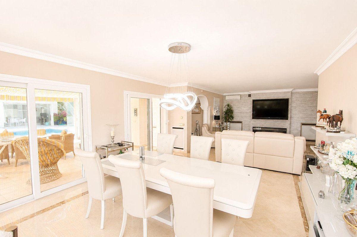4 Bed Detached Villa in Elviria