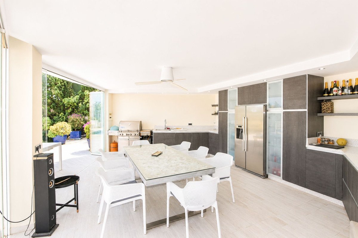4 Bed Detached Villa in Elviria