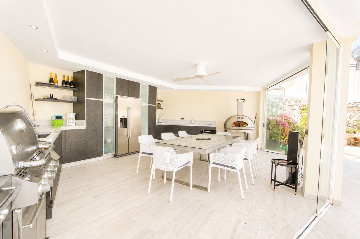 4 Bed Detached Villa in Elviria