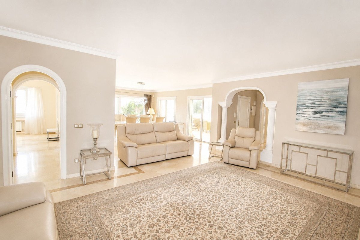 4 Bed Detached Villa in Elviria