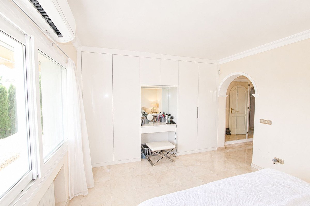 4 Bed Detached Villa in Elviria