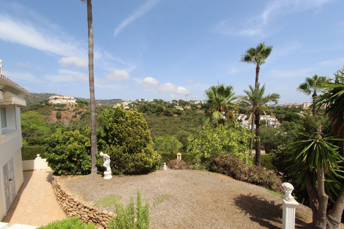 4 Bed Detached Villa in Elviria