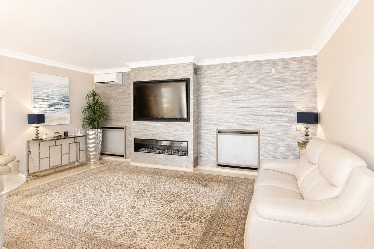 4 Bed Detached Villa in Elviria