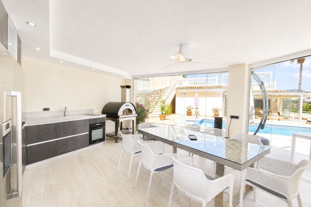 4 Bed Detached Villa in Elviria