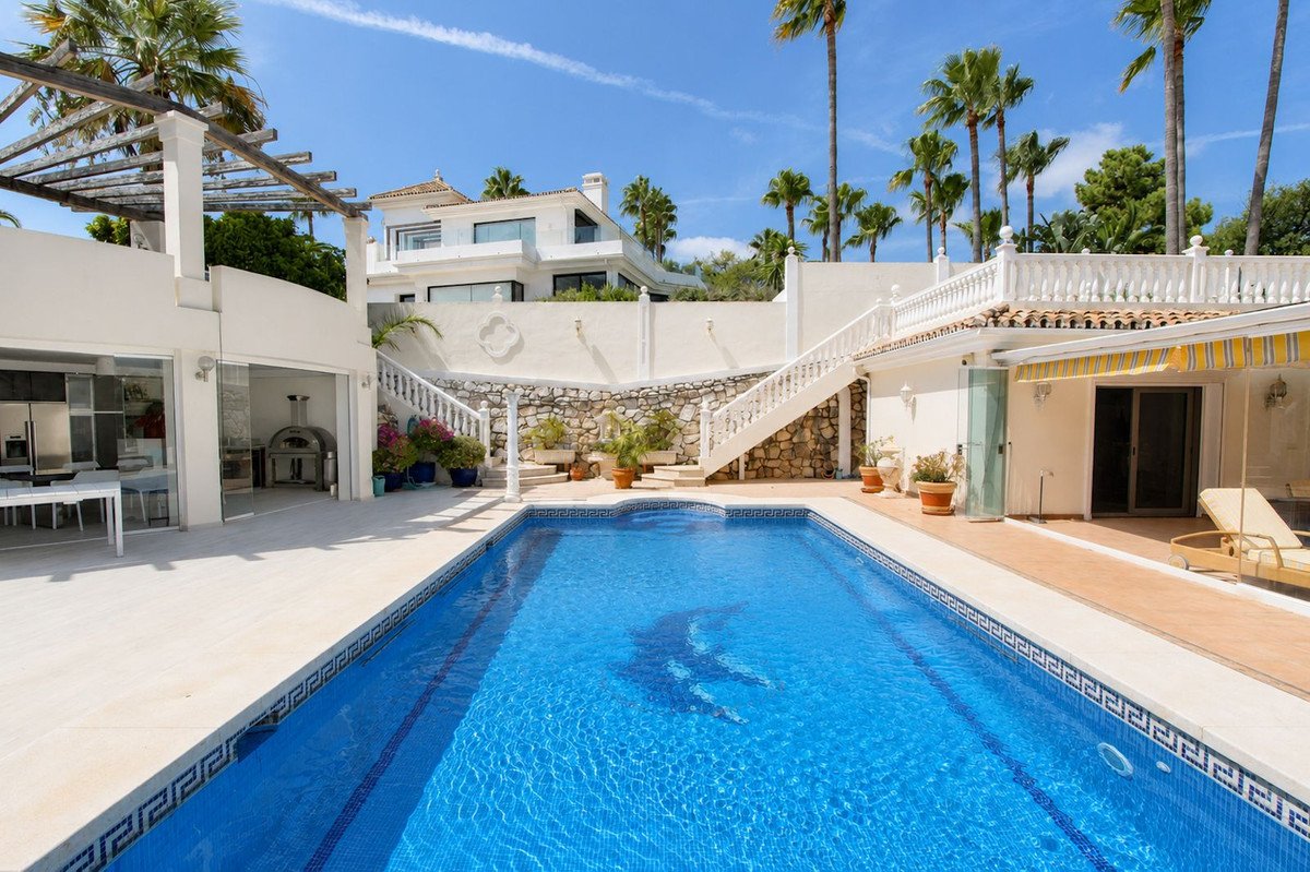 4 Bed Detached Villa in Elviria