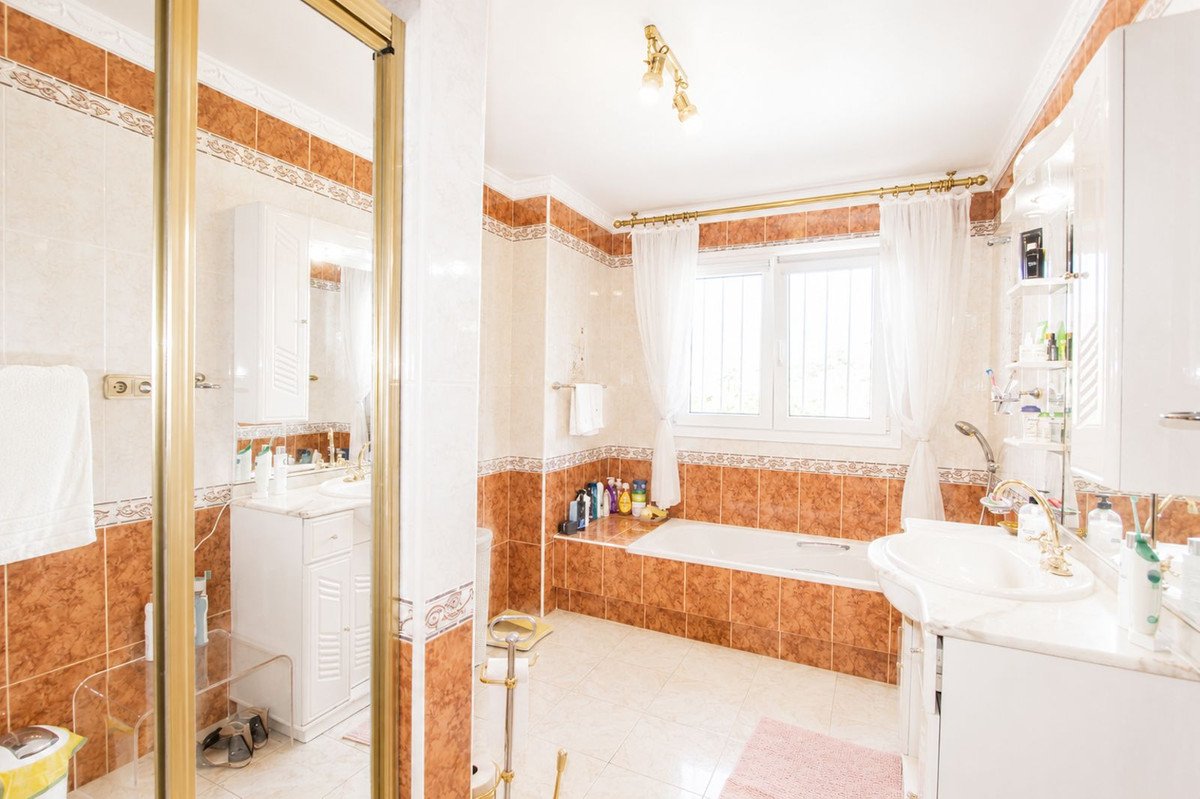 4 Bed Detached Villa in Elviria