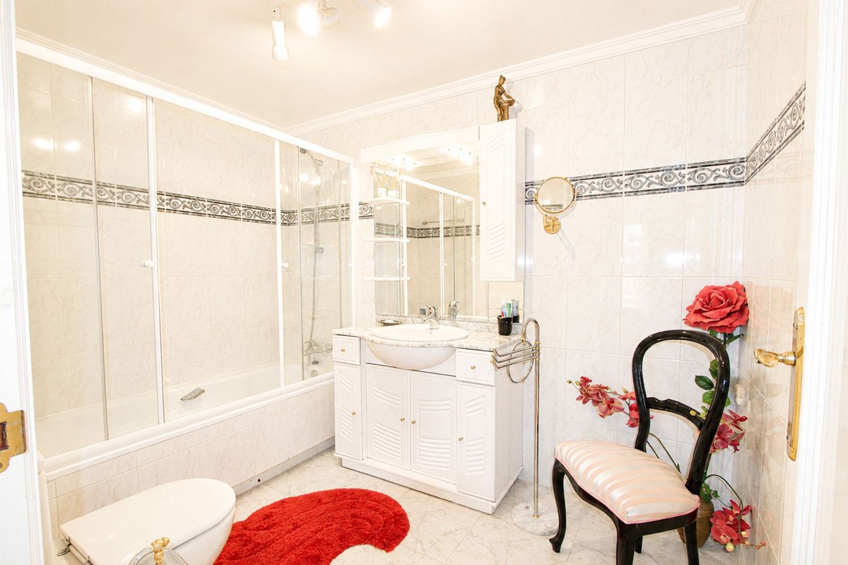 4 Bed Detached Villa in Elviria