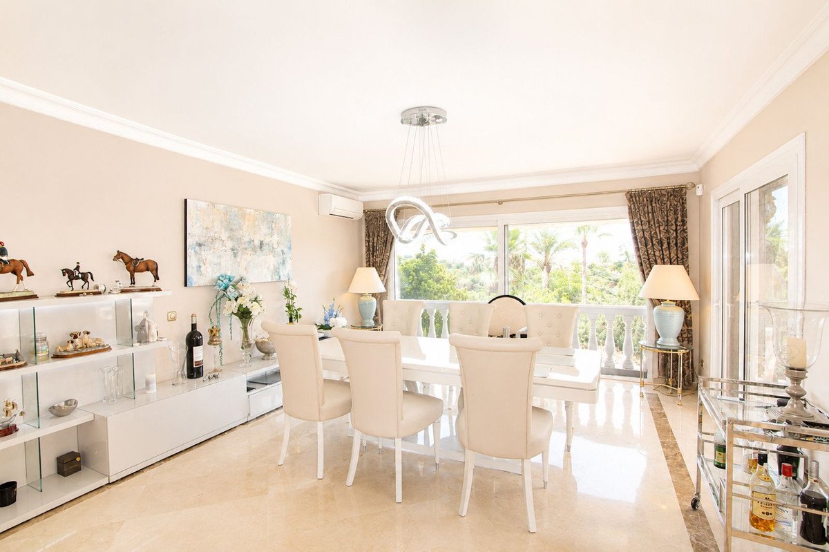 4 Bed Detached Villa in Elviria