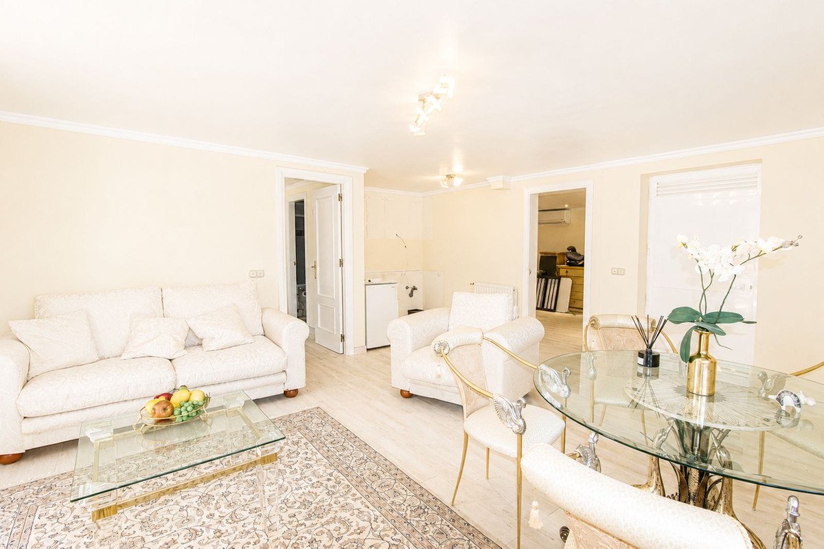 4 Bed Detached Villa in Elviria