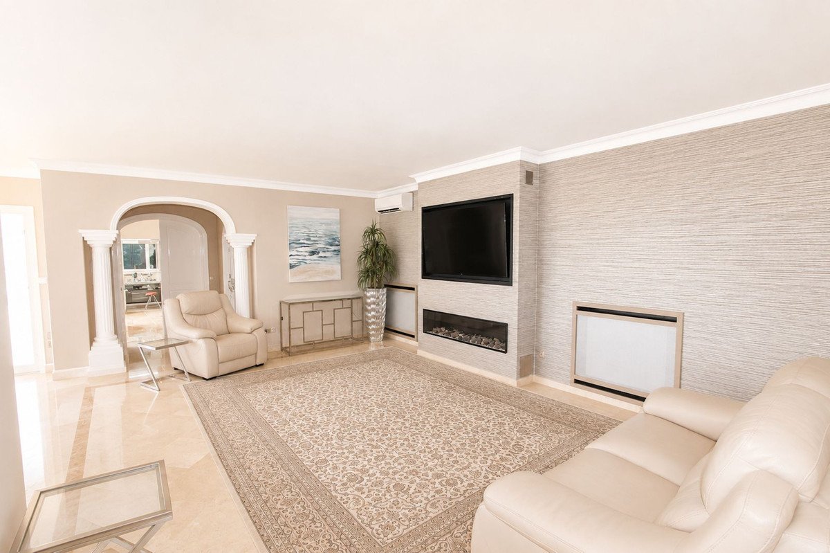 4 Bed Detached Villa in Elviria