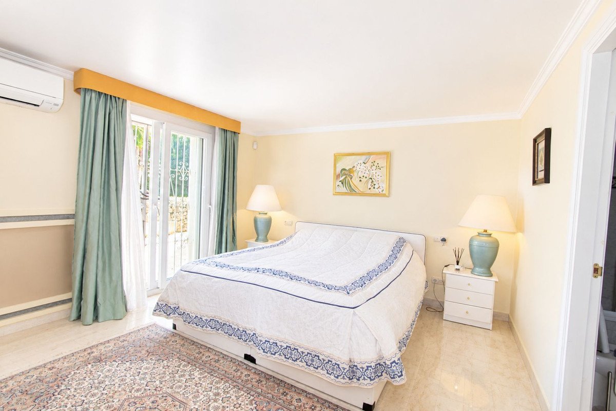 4 Bed Detached Villa in Elviria