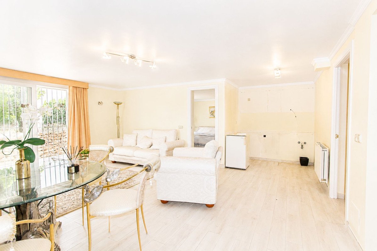 4 Bed Detached Villa in Elviria